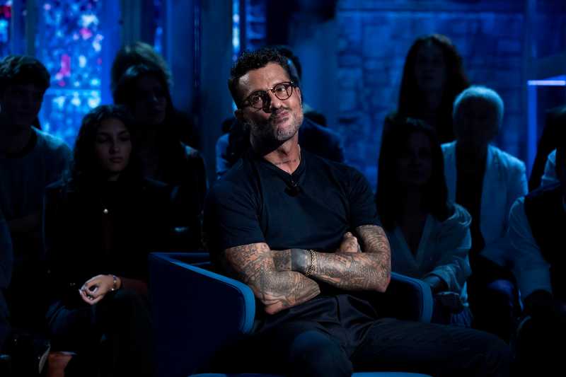 Corona dichiara guerra a Mediaset: «Racconterò tutta la verità»