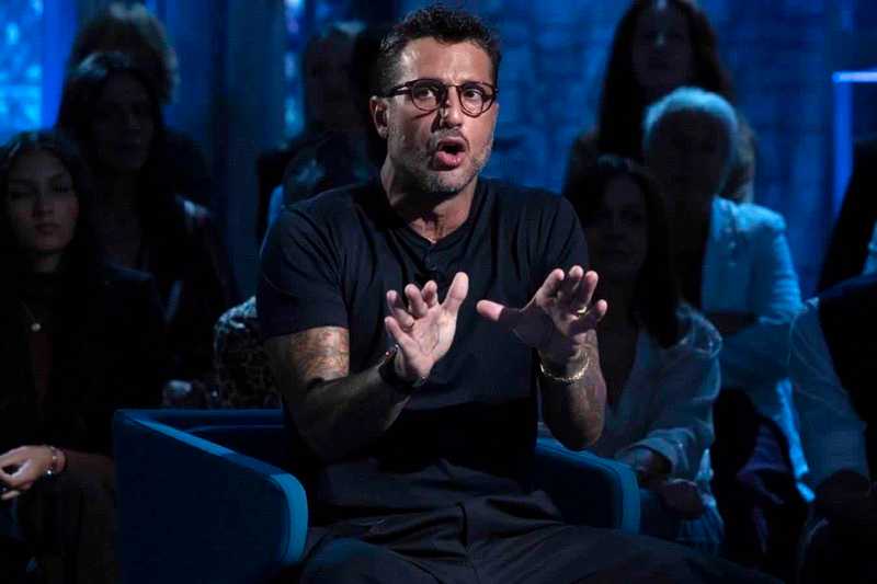 Mediaset querela Corona: stop ai social per le minacce