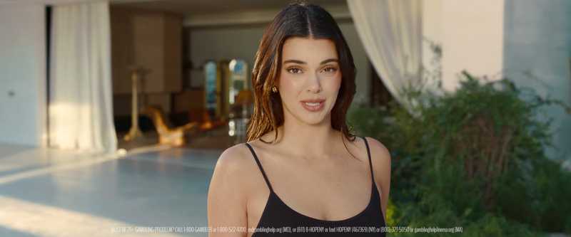 Kendall Jenner irride la "maledizione Kardashian" nello spot del Super Bowl 2026