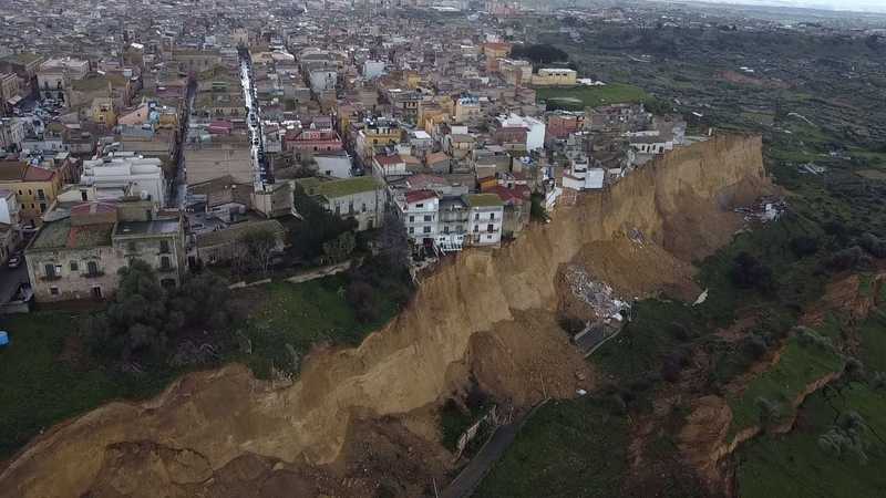 Perché la collina di Niscemi si muove: la vera storia della frana