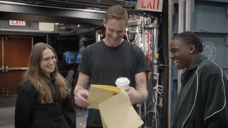 Alexander Skarsgård Risolve Problemi Altezza nel Promo SNL