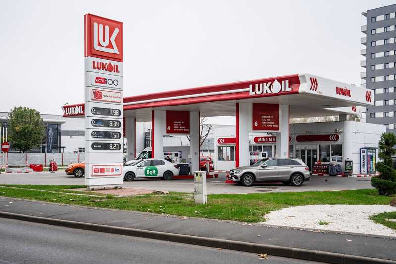 Lukoil cede asset esteri al gruppo Carlyle dopo sanzioni USA