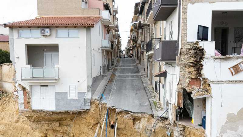 Niscemi, frana potrebbe estendersi di 150 metri. Opposizioni: "Musumeci si dimetta