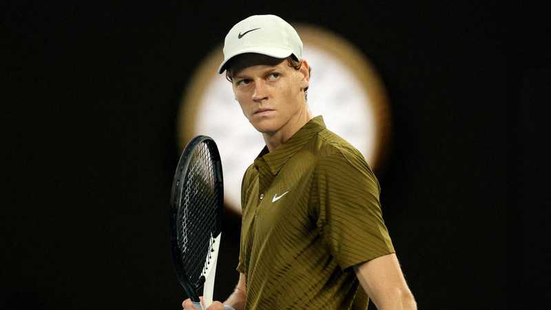 Australian Open: Sinner vince il primo set, Djokovic reagisce nel secondo