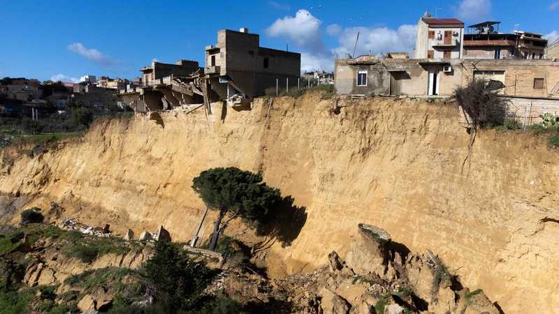 Niscemi, frana più vasta del Vajont: stop ai mutui e divieti edilizi