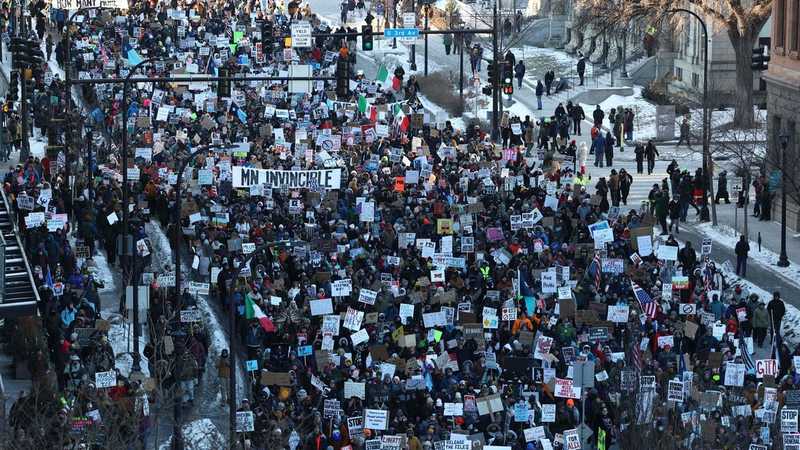 Migliaia in corteo a Minneapolis: proteste contro Trump e l'ICE
