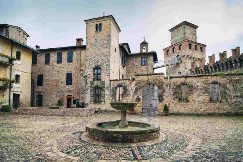 Vigoleno: Il Borgo Incantato Dentro le Mura di un Castello