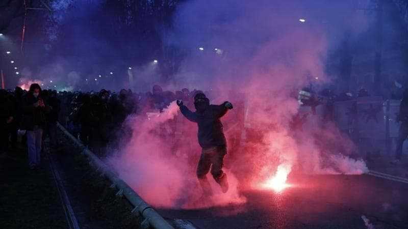 Meloni visita agenti feriti a Torino dopo scontri: due arresti e tre denunce