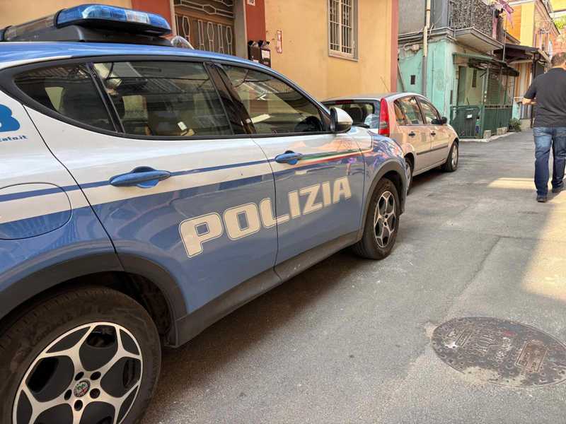 Milano, aggredisce vigilante e spara alla polizia: ferito gravemente