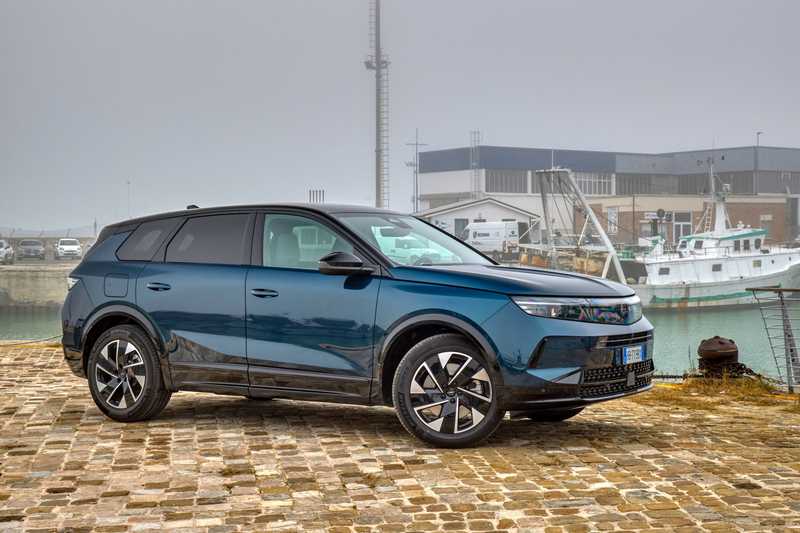 Opel Grandland: tecnologia elettrica alla scoperta dei sapori marchigiani