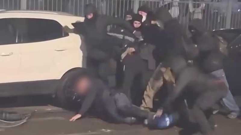 Scontri al corteo Askatasuna a Torino: agente accerchiato e picchiato