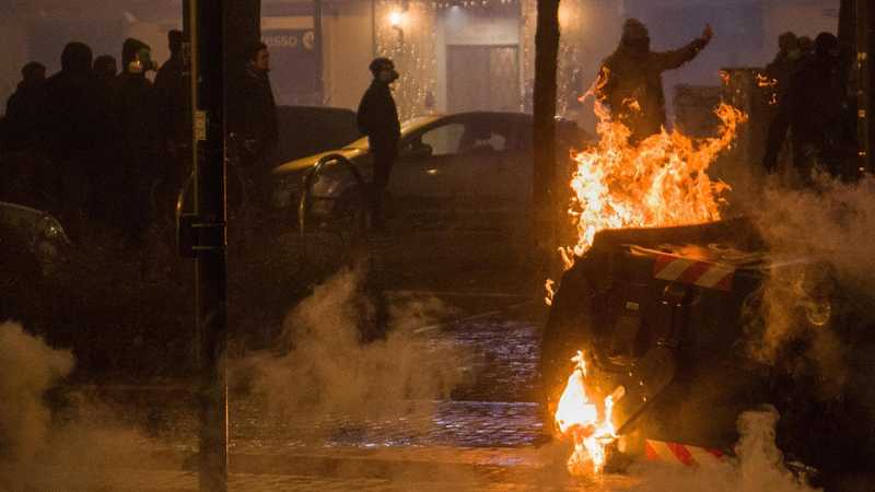 Torino, guerriglia al corteo per Askatasuna: poliziotto ferito a martellate