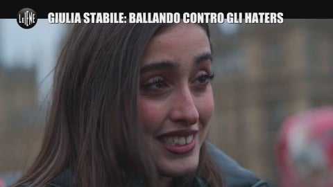 Giulia Stabile a Le Iene: "Ad Amici mi chiamavano oca, per questo non ringraziai Maria De Filippi"