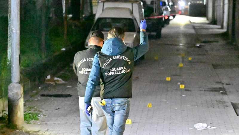 Agguato a Ponticelli: giovane uccisa, il fratello scompare