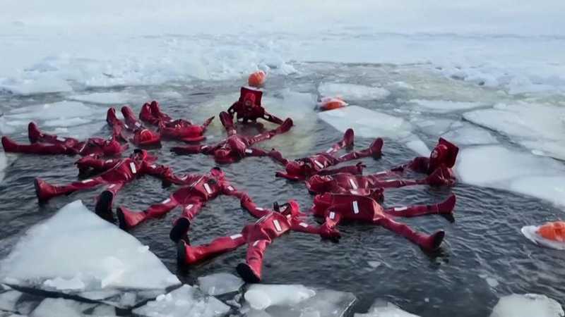 Bagni gelidi a Mosca: l'Ice Floating sfida i -20°C