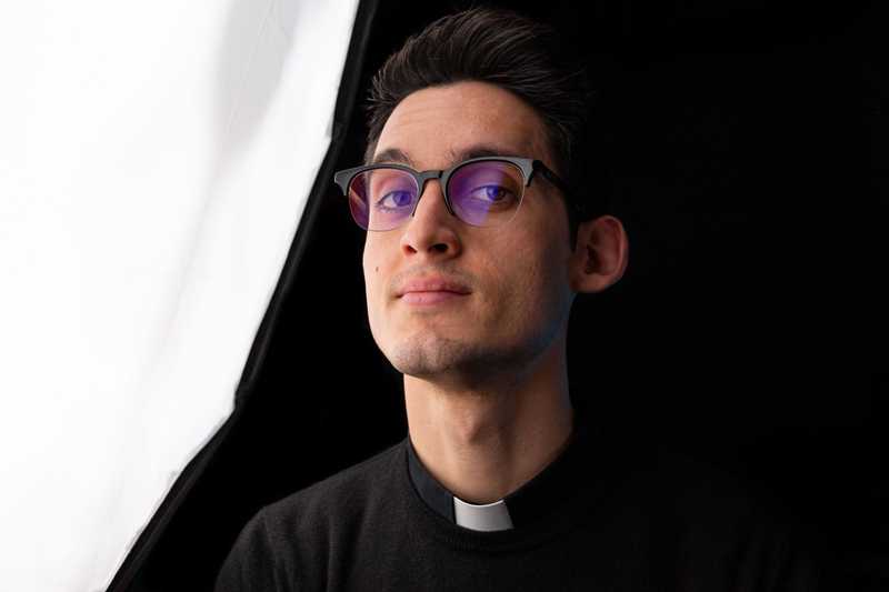 Alberto Ravagnani lascia il sacerdozio: «La tonaca limitava la mia libertà»