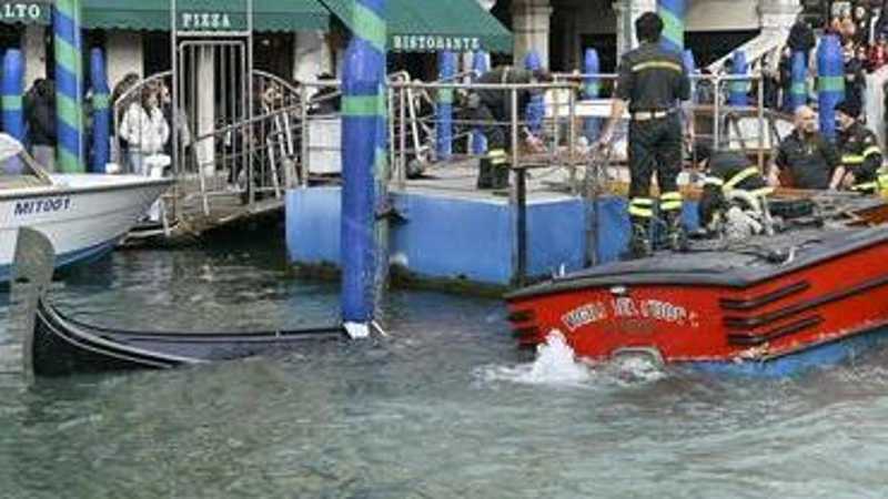 Incidente in Canal Grande: motoscafo travolge due gondole, otto in acqua