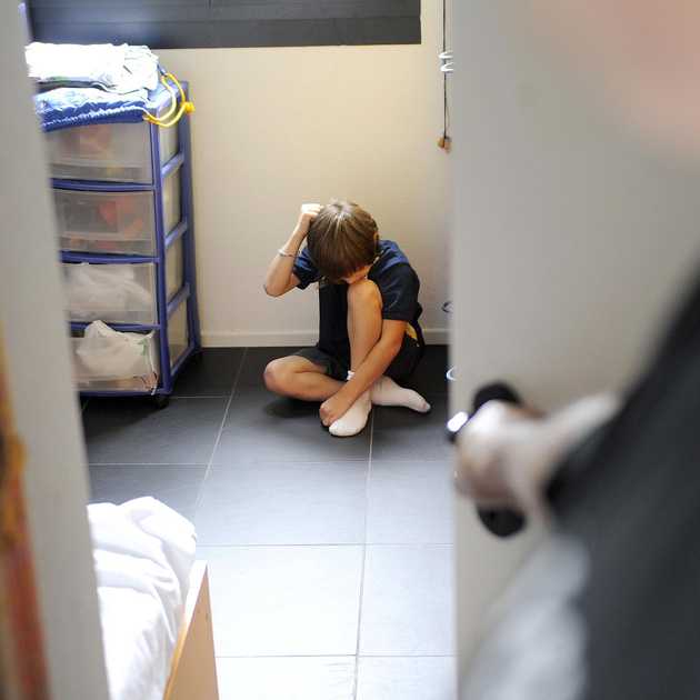 Ex insegnante francese accusato di 89 stupri su minori in 10 Paesi