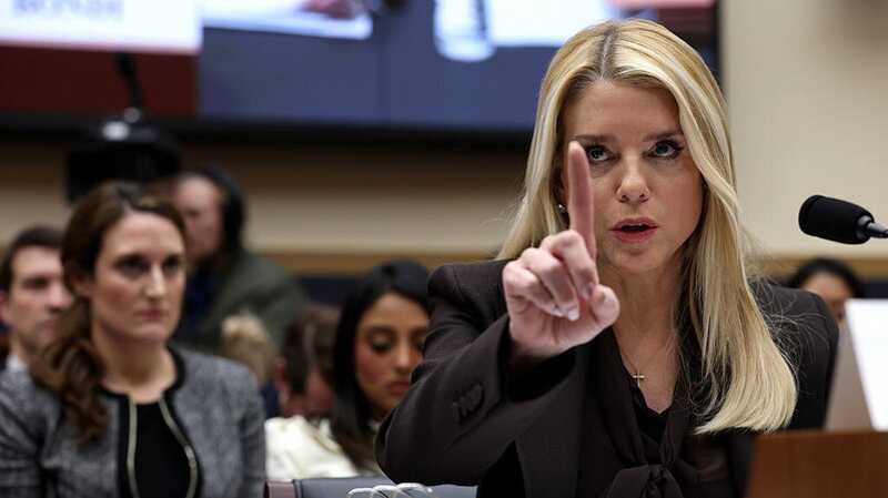 Il piccione sulla scacchiera: Pam Bondi trasforma l'audizione Epstein in rissa da bar