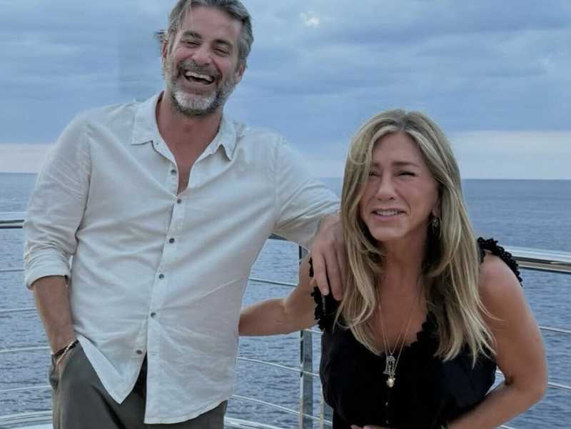 Jennifer Aniston e Jim Curtis: un bacio d'amore per il compleanno della star