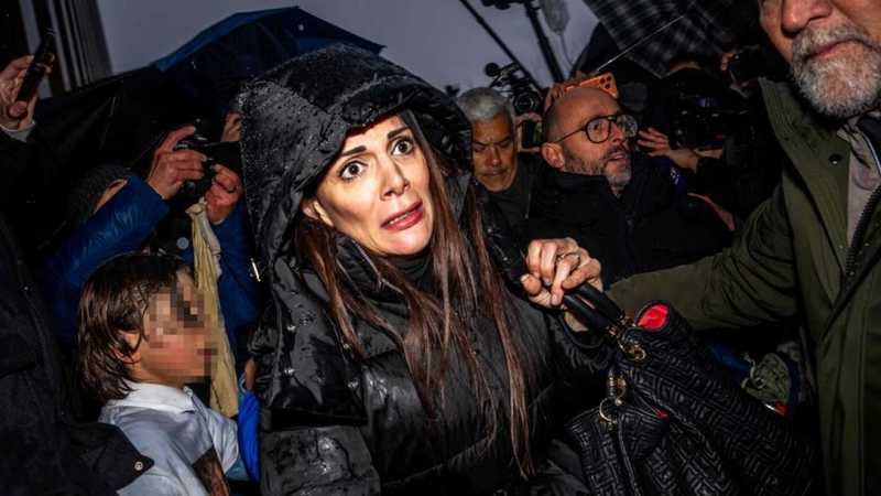 Moretti aggrediti dai parenti delle vittime: urla e spinte a Sion