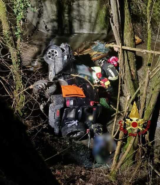 Drammatico incidente a Montalto Pavese: auto precipita nel torrente, salvato 61enne