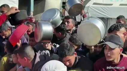 Gaza: code per un pasto caldo nelle cucine della solidarietà