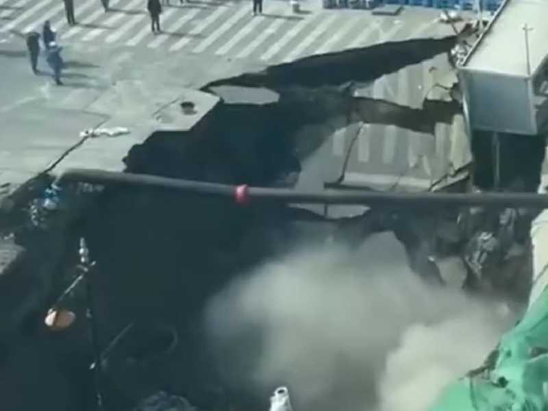 Shanghai: voragine inghiotte strada per lavori metro