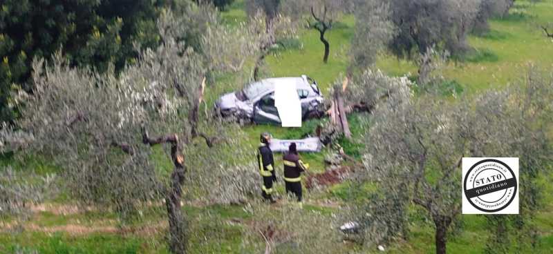 Spettacolare incidente sulla SS89: auto precipita in scarpata a Varcaro