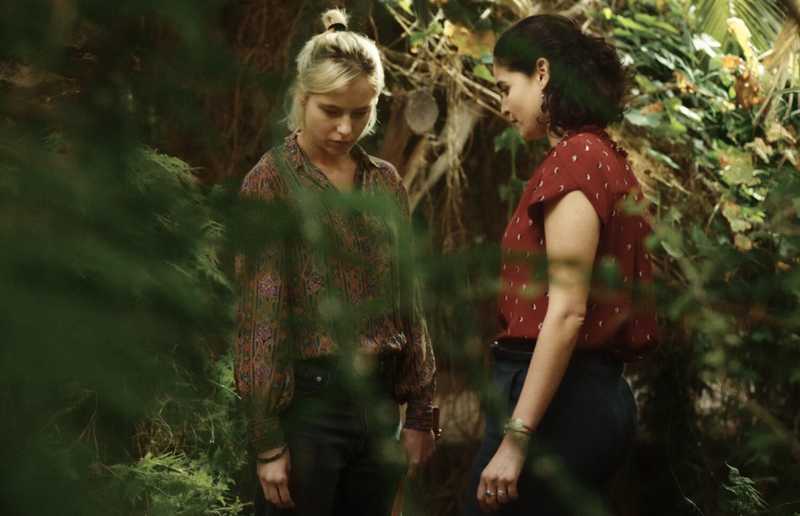 À Voix Basse: Un Viaggio tra Memoria e Segreti di Famiglia