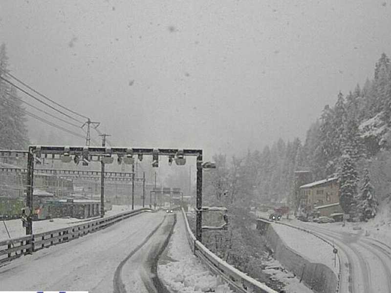 Lunedì nero in Svizzera: valanga e incendio