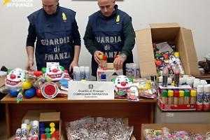 Sequestro di 500 articoli carnevaleschi non conformi a Sabaudia