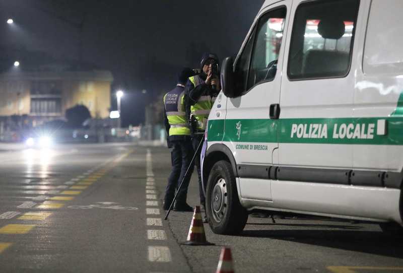 Donna investe anziano e fugge, poi si presenta alla polizia