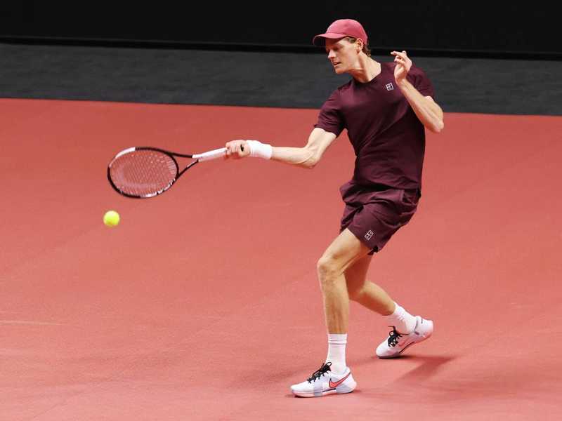 Jannik Sinner conquista i quarti di finale ad Doha