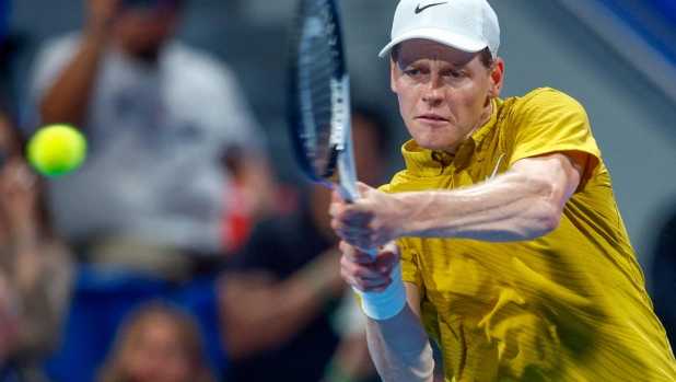 Sinner ai quarti a Doha, sfida a Mensik