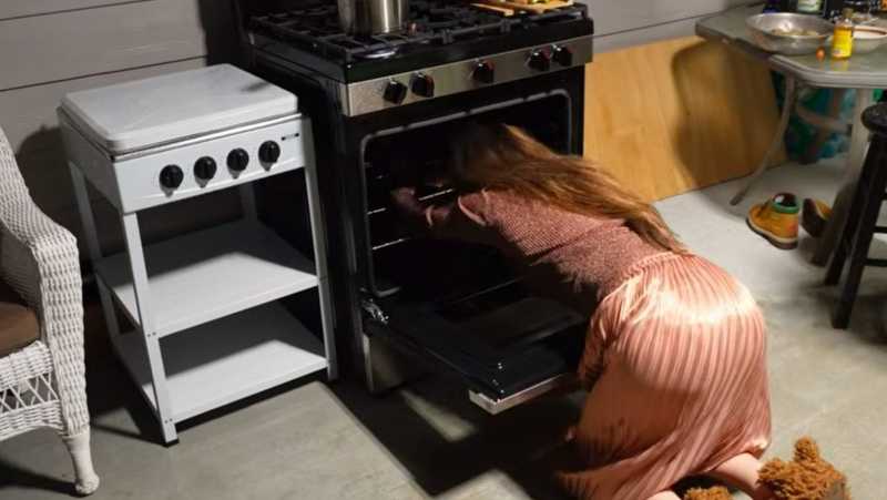 Stove: Una Scena Nascosta nel Video di Lana Del Rey