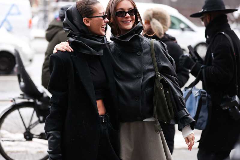 Outfit Coordinati tra Amiche: Tendenze e Idee Moda