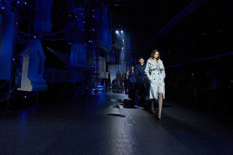 Burberry Autunno/Inverno 2026/2027: Il Trench al Centro della Sfilata