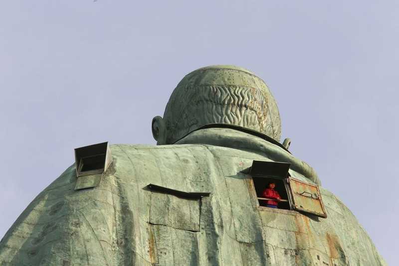 Il Colosso di San Carlo: Un’Imponenza sul Lago Maggiore