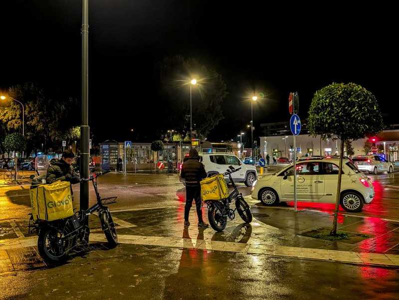 Sfruttamento dei Deliveroo: Silenzio e Dubbi