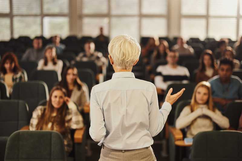 Concorsi in Economia: L'Affinità con i Commissari Influisce sul Valutazione