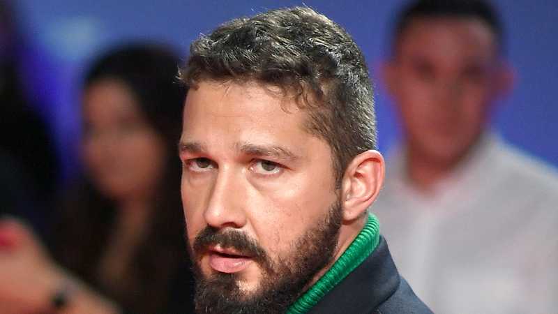 Nuovo Mandato Rilasciato in Riferimento all'Arresto di Shia LaBeouf a Mardi Gras