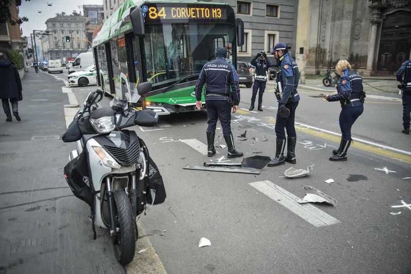 Incidente in Centro: Autobus Travolge Moto a Milano