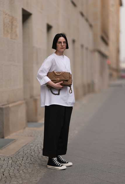 Converse Nere: Tendenze e Abbinamenti per la Primavera/Estate 2026