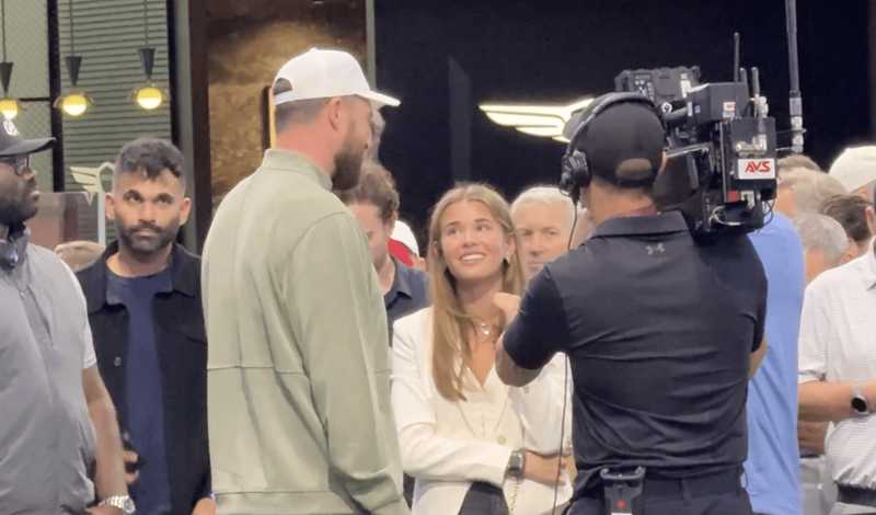 Travis Kelce e Kai Trump in conversazione a Florida