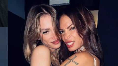 Elodie e Franceska: il bacio virale