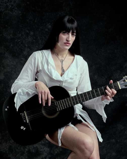 Roshelle, "Sola tra le nuvole" in Anteprima Digitale