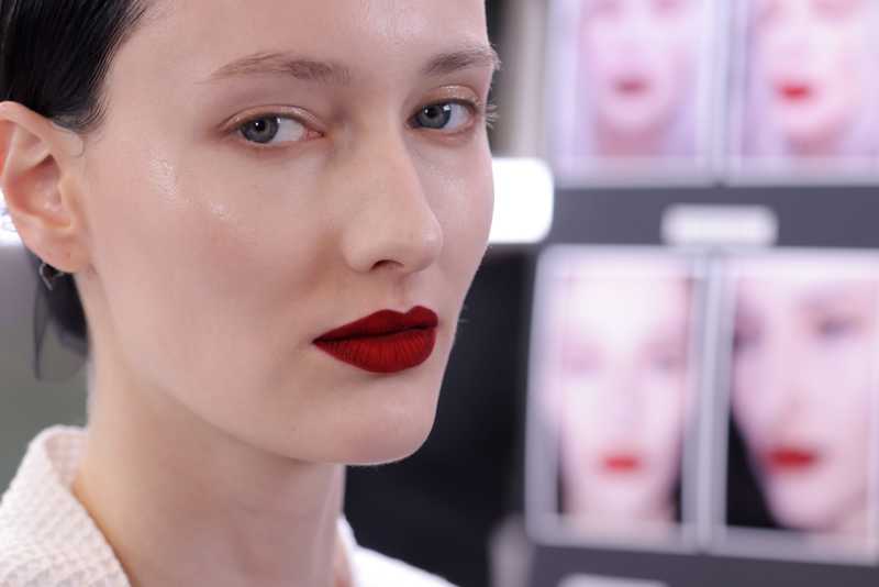 Sfilate PFW 2026: beauty look e tendenze
