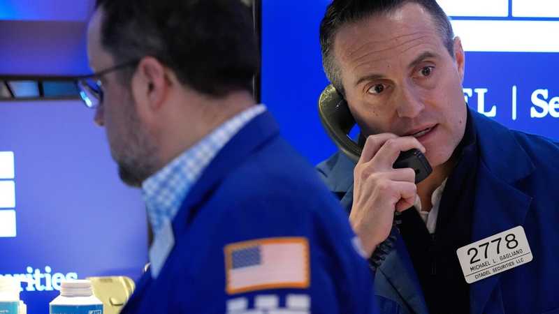 Prezzo del Petrolio Raggiunge il Massimo da 2023, Mercati Azionari in Calo