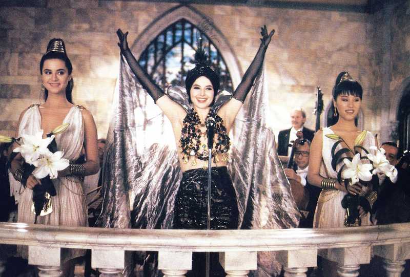 Rossellini Bejeweled Top: L'iconico look anni '90 torna in Givenchy